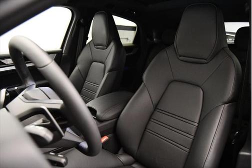 2024 Porsche Cayenne Base (Tiptronic)