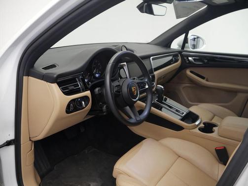 2022 Porsche Macan Base (PDK)