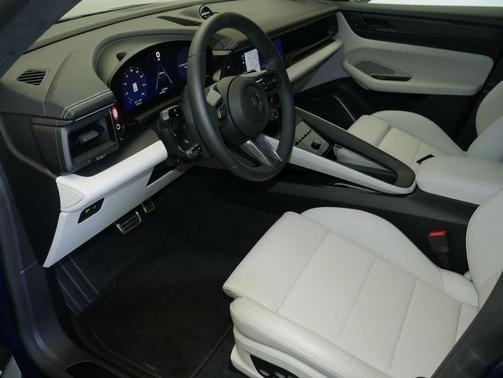 Gentian Blue Metallic 2026 Porsche Macan Macan Electric Turbo
