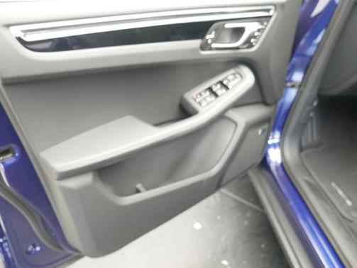 Gentian Blue Metallic 2026 Porsche Macan Macan