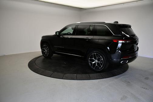Diamond Black Crystal Pearlcoat 2023 Jeep Grand Cherokee Summit