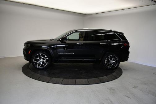 Diamond Black Crystal Pearlcoat 2023 Jeep Grand Cherokee Summit