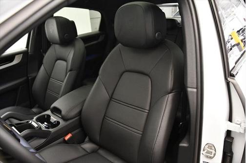 2024 Porsche Cayenne Base (Tiptronic)
