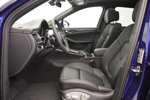 Gentian Blue Metallic 2025 Porsche Macan