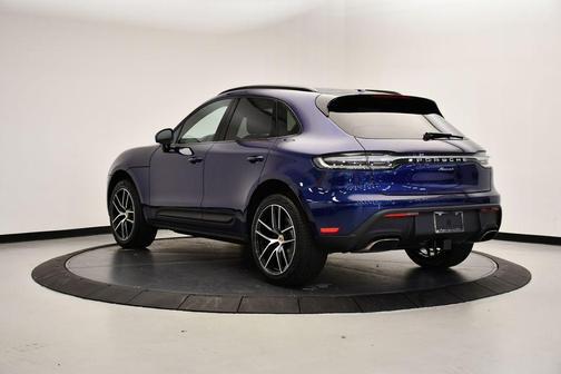 Gentian Blue Metallic 2026 Porsche Macan Macan