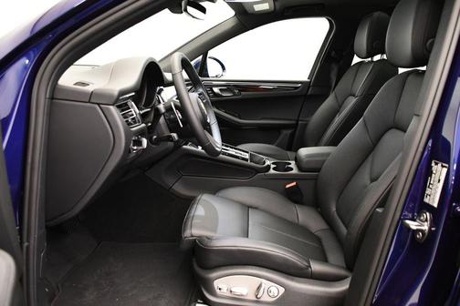 Gentian Blue Metallic 2026 Porsche Macan Macan