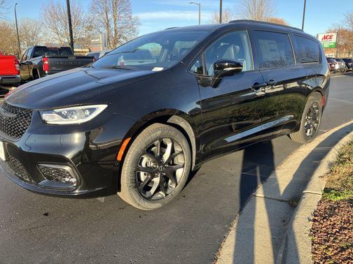 Diamond Black Crystal Pearlcoat 2026 Chrysler Pacifica Limited