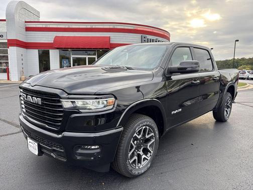 Diamond Black Crystal Pearlcoat 2026 RAM 1500 Laramie