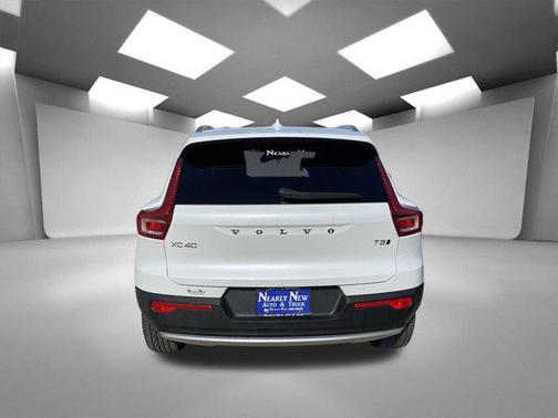 2022 Volvo XC40 T5 Momentum