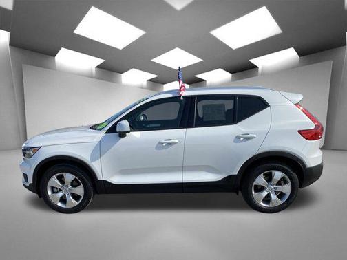 2022 Volvo XC40 T5 Momentum