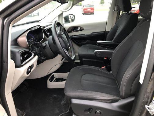 2021 Chrysler Voyager LX