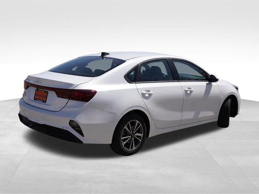 Snow White Pearl 2023 Kia Forte LXS