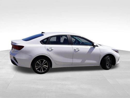 Snow White Pearl 2023 Kia Forte LXS