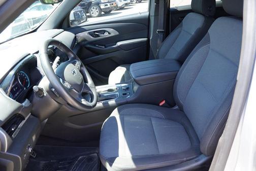Silver Ice Metallic 2022 Chevrolet Traverse LT Cloth