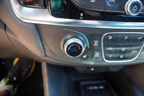 Silver Ice Metallic 2022 Chevrolet Traverse LT Cloth