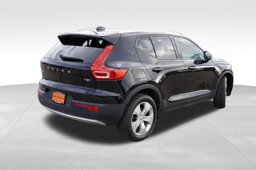 2022 Volvo XC40 T5 Momentum