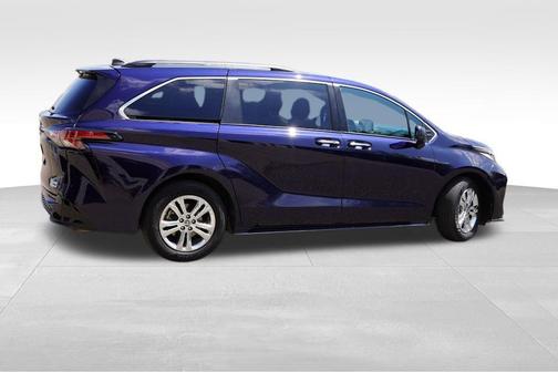 2022 Toyota Sienna XSE 7 Passenger