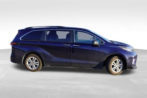 2022 Toyota Sienna XSE 7 Passenger