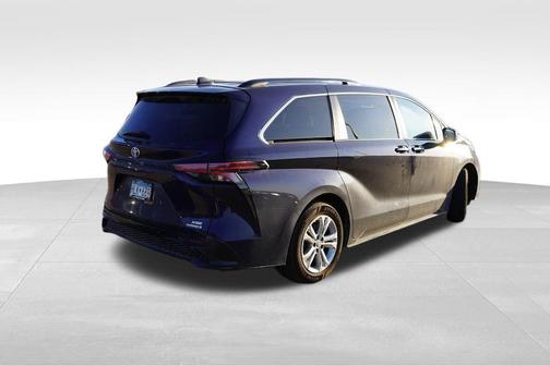 2022 Toyota Sienna XSE 7 Passenger