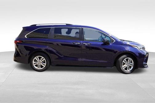 2022 Toyota Sienna XSE 7 Passenger