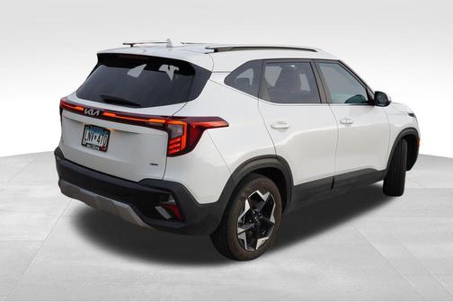 Snow White Pearl 2024 Kia Seltos EX