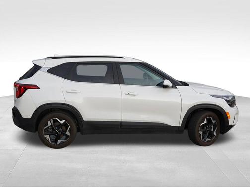 Snow White Pearl 2024 Kia Seltos EX