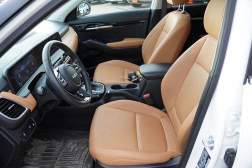 Snow White Pearl 2024 Kia Seltos EX