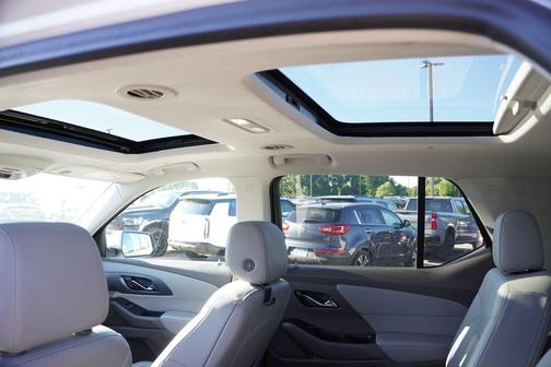 Iridescent Pearl Tricoat 2021 Chevrolet Traverse Premier