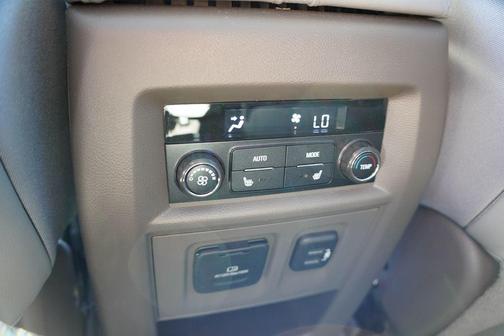 Iridescent Pearl Tricoat 2021 Chevrolet Traverse Premier