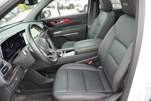 Iridescent Pearl Tricoat 2025 Chevrolet Traverse Z71
