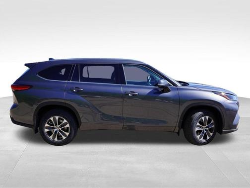Magnetic Gray Metallic 2021 Toyota Highlander XLE