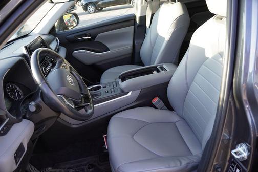 Magnetic Gray Metallic 2021 Toyota Highlander XLE