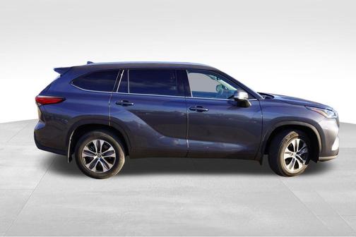 Magnetic Gray Metallic 2021 Toyota Highlander XLE