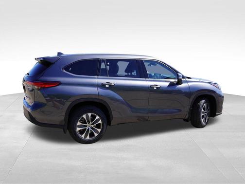 Magnetic Gray Metallic 2021 Toyota Highlander XLE