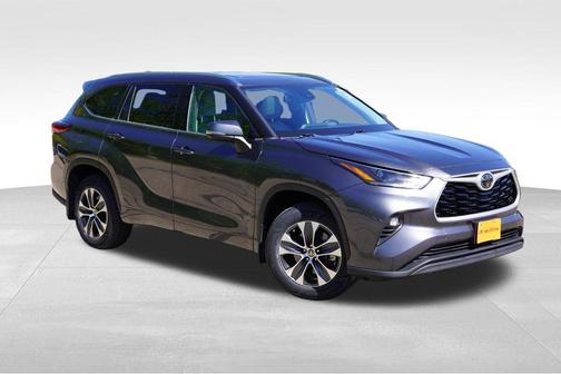 Magnetic Gray Metallic 2021 Toyota Highlander XLE