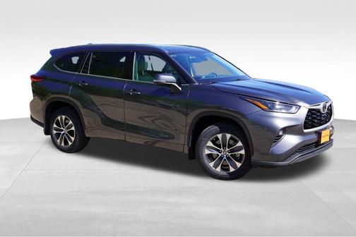 Magnetic Gray Metallic 2021 Toyota Highlander XLE