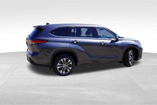 Magnetic Gray Metallic 2021 Toyota Highlander XLE