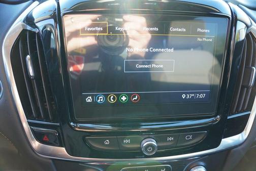 Summit White 2021 Chevrolet Traverse LT Cloth