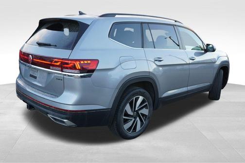 Silver Bird Metallic 2024 Volkswagen Atlas 2.0T SE