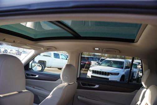 Opal White Pearl Effect 2025 Volkswagen Atlas 2.0T SEL Premium R-Line