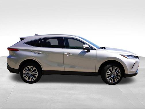 Titanium Glow 2022 Toyota Venza XLE