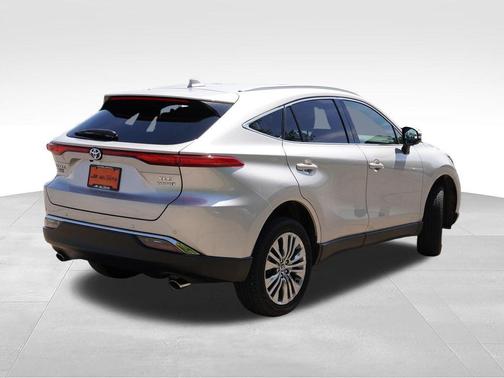 Titanium Glow 2022 Toyota Venza XLE