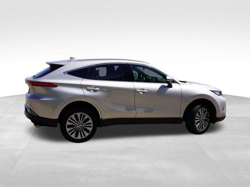 Titanium Glow 2022 Toyota Venza XLE