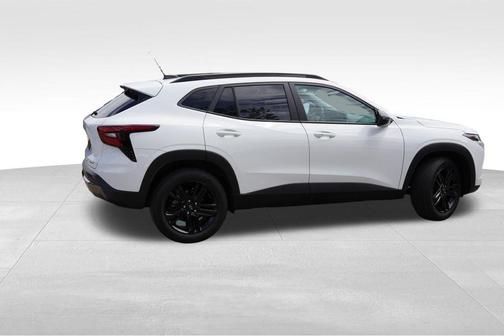 Summit White 2025 Chevrolet Trax ACTIV