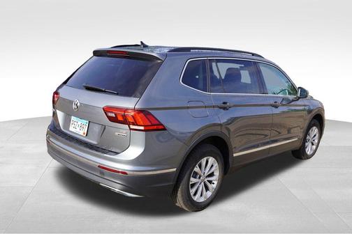 Platinum Gray Metallic 2018 Volkswagen Tiguan 2.0T SE