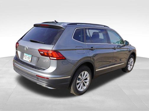 Platinum Gray Metallic 2018 Volkswagen Tiguan 2.0T SE