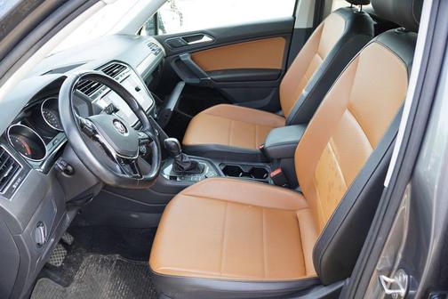 Platinum Gray Metallic 2018 Volkswagen Tiguan 2.0T SE