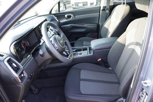 Everlasting Silver 2023 Kia Sorento LX