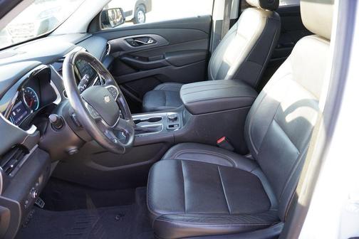 Iridescent Pearl Tricoat 2020 Chevrolet Traverse Premier