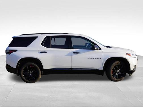 Iridescent Pearl Tricoat 2020 Chevrolet Traverse Premier